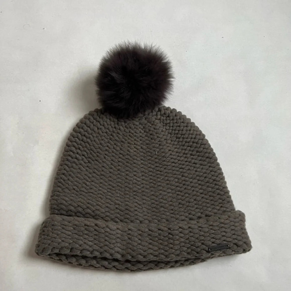 ELIE TAHARI Gray CASHMERE & Wool Blend  HAT Beanie Chunky Knit NWOT - Picture 1 of 8